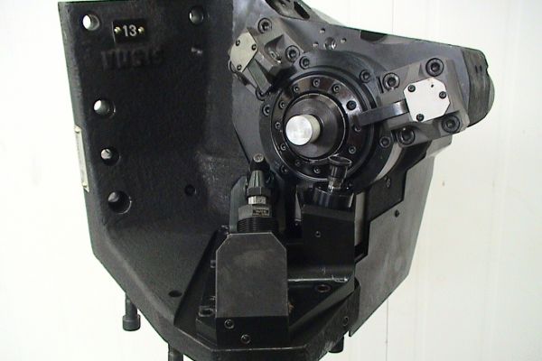 Attrezzatura per lavorazione particolare in acciaio su macchina Transfer a 10 stazioni